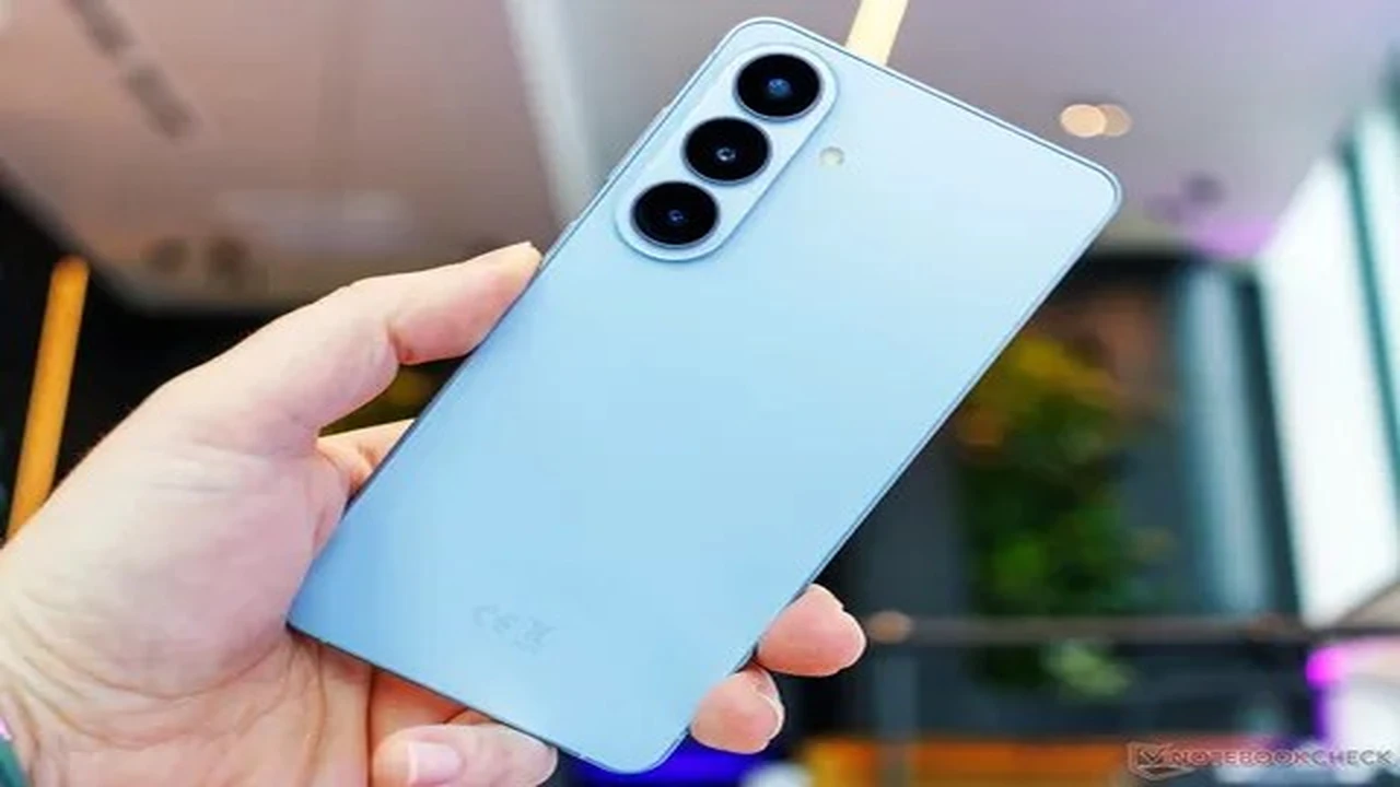 سامسونج تطرح إصداراً أساسياً جديداً من هاتف Galaxy S26 بأسعار مخفضة للشركات